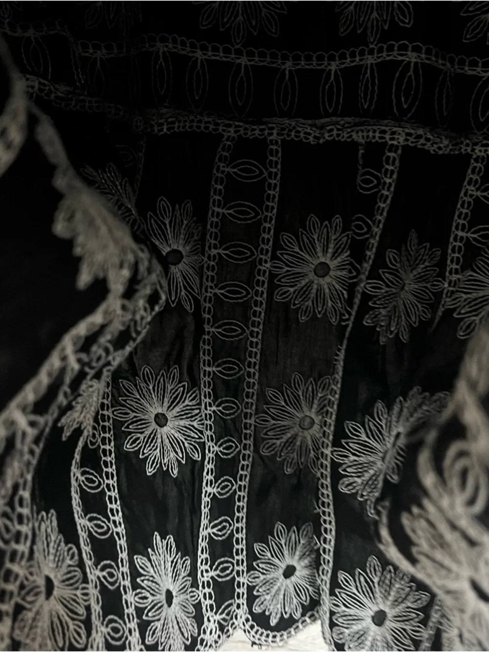 Kindred Embroidered Floral Blouse Large Black White Crochet Bell Sleeve Boho - Picture 8 of 8